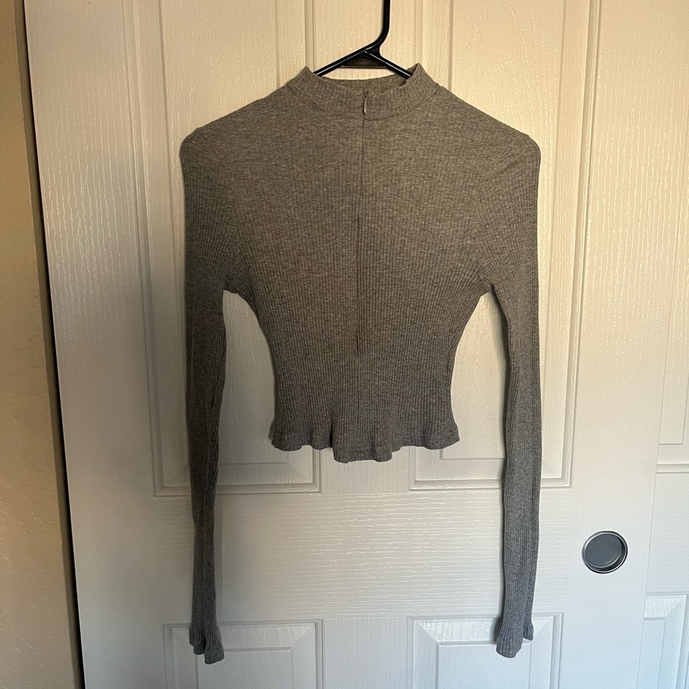 SHEIN Gray Ribbed Crop Top - Picture 2 of 3